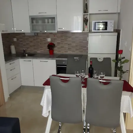Apartment Stipe Split